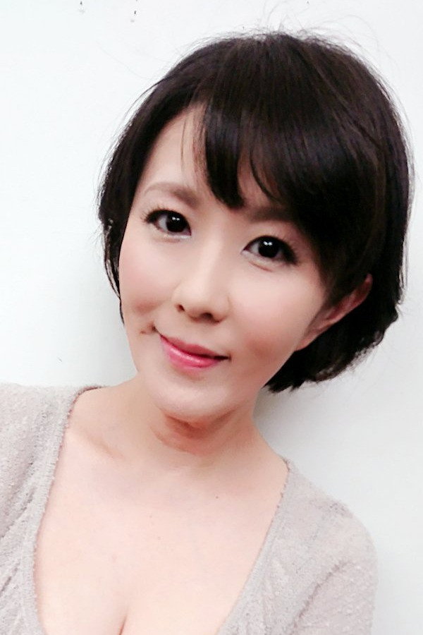 円城ひとみ as Hitomi Ichihara in Kyonyû mizugi mibôjin: Nôsatsu jukujo no himitsu no chitai