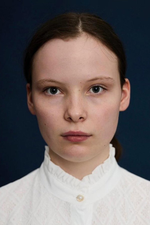 Laeni Geiseler as Lenka in Sound of Falling