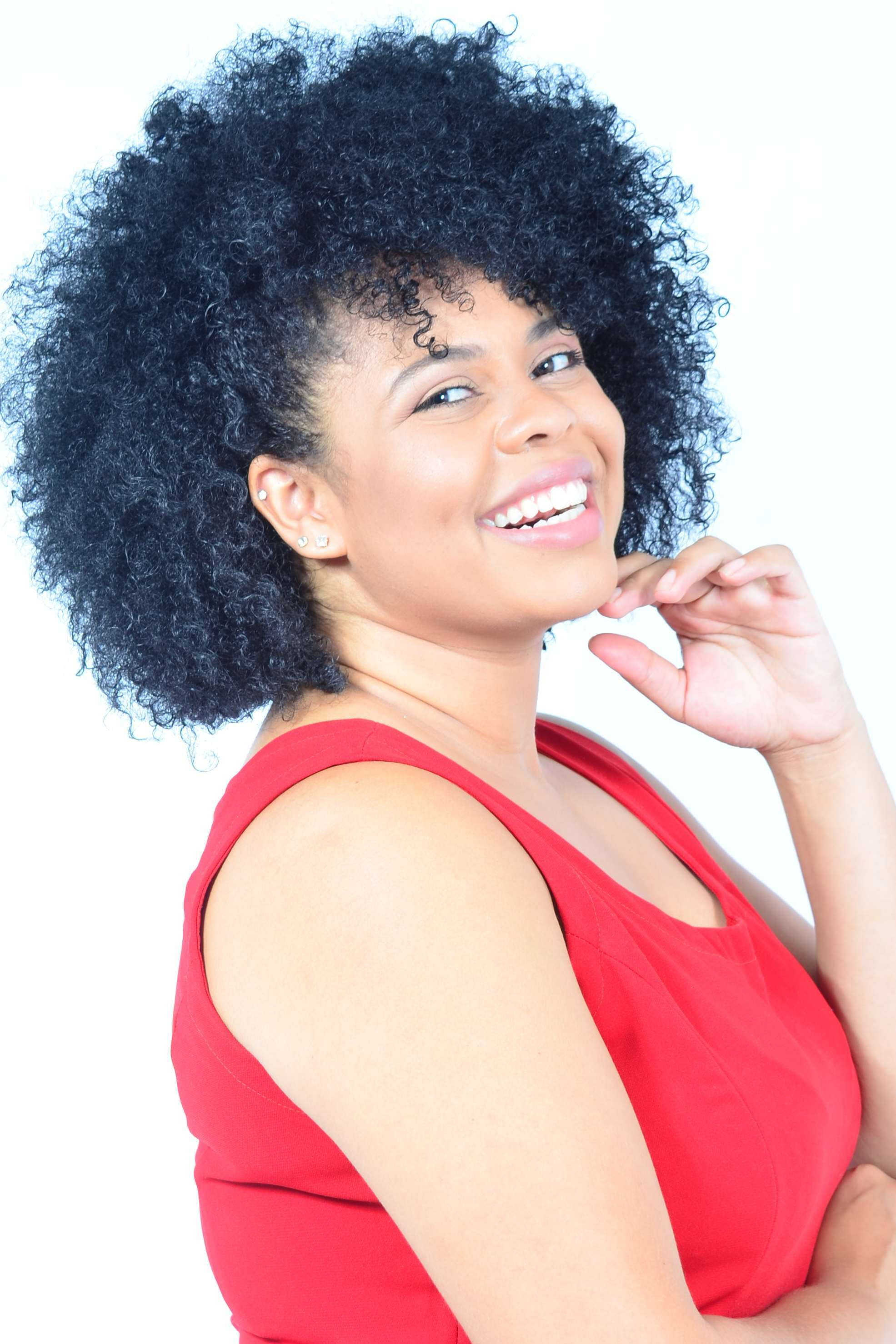 Luana Fabrícia as Raquel Diniz in Escuridão