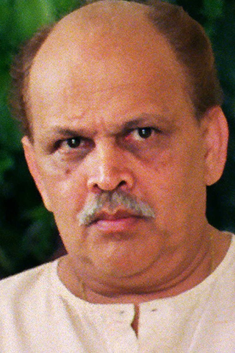 Sudhir Joshi as Advocate Khatle in Changu Mangu