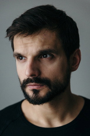 Sebastian Cybulski as brat Bronisław in Młody Piłsudski