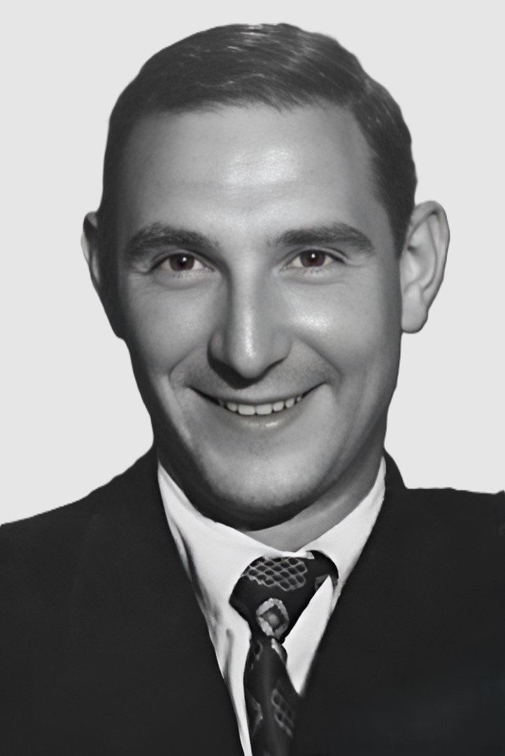 Tomás Zori as Antonio in Cuatro noches de boda