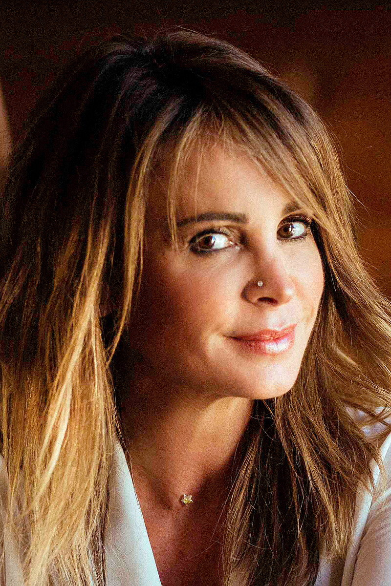 Eva Gómez as Self - Host in Lo que callamos las mujeres