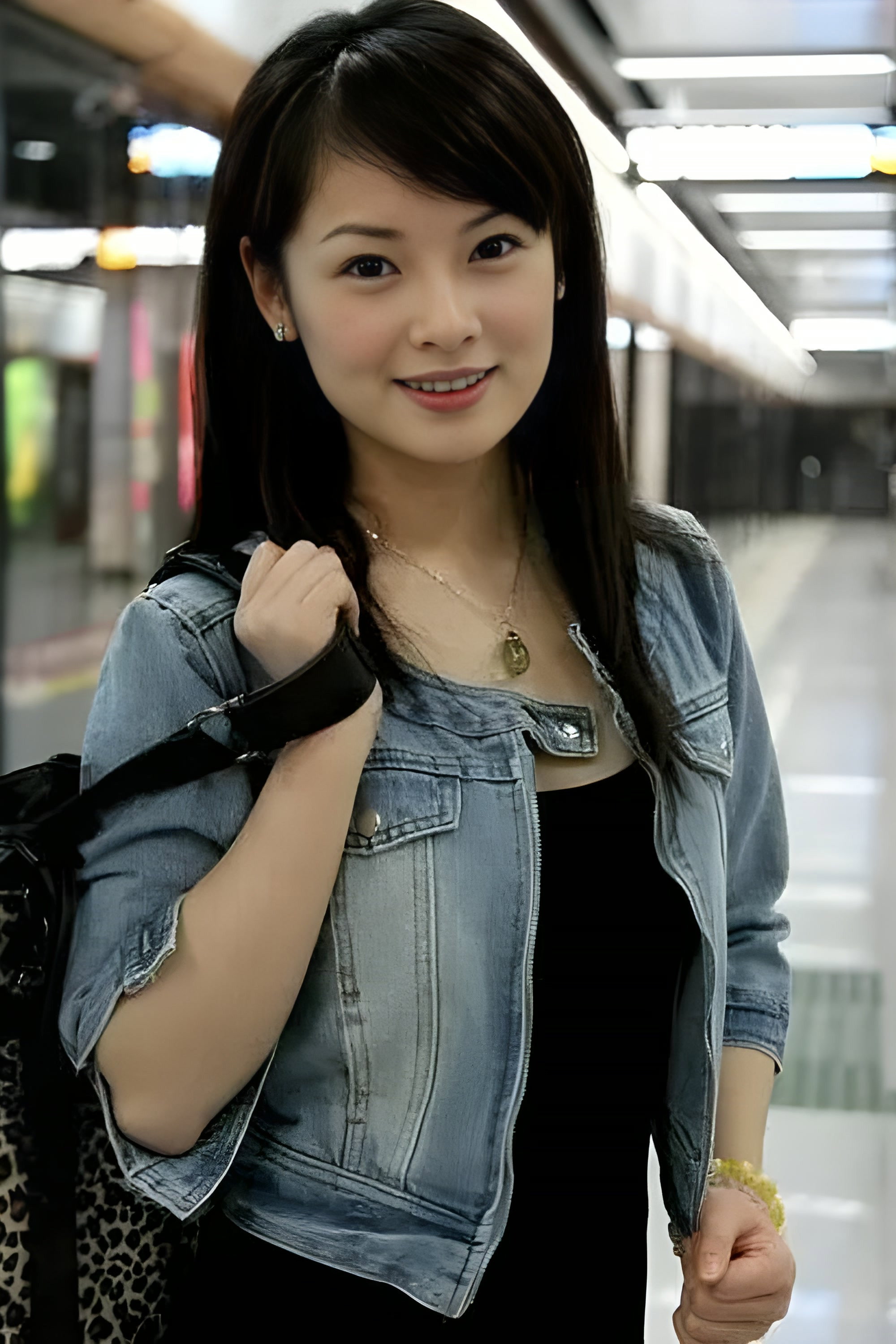郑钤丹 as 谭香（阿香） in House of 72 Tenants