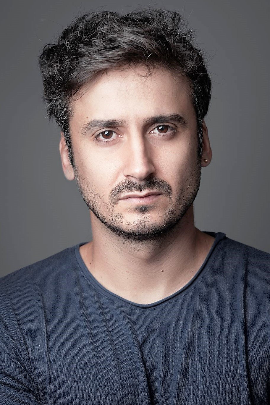 Jorge Pobes as Jairo in Un coche cualquiera