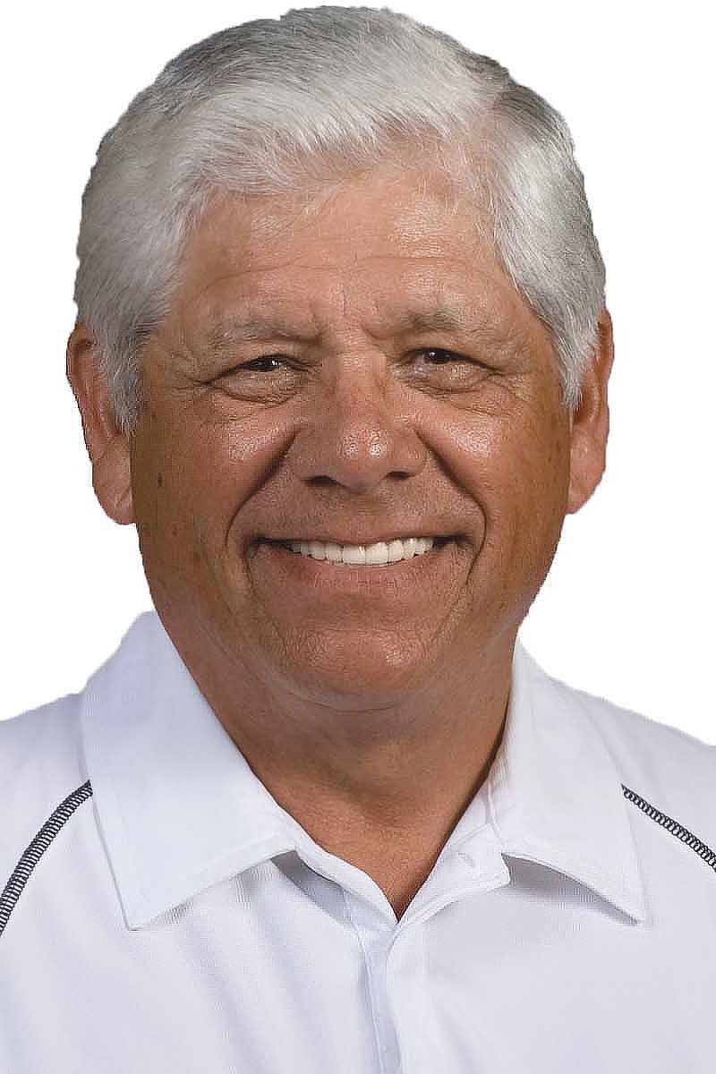 Lee Trevino as Self in Loopers: The Caddie's Long Walk