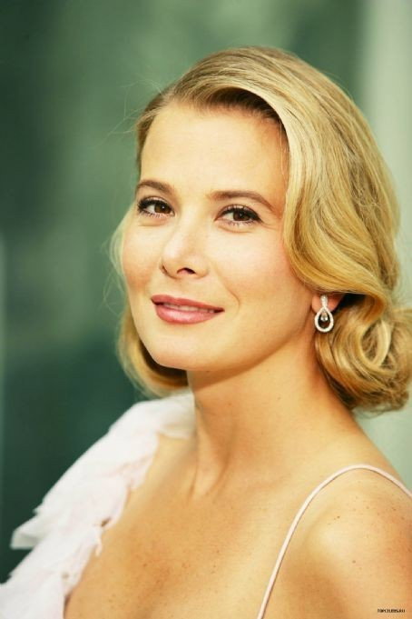 Юлия Высоцкая as Vera in Soldiers Decameron