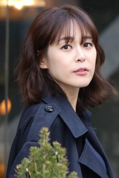 이하나 as Yoo Ji-ho in Alone in Love