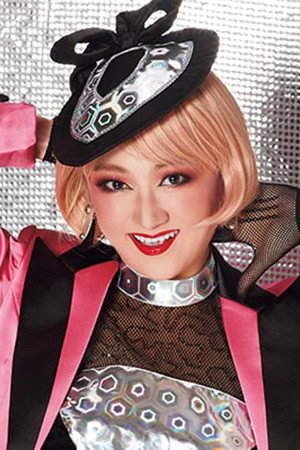白雪さち花 as Duchess Stephanie Lamberti in Death Takes a Holiday