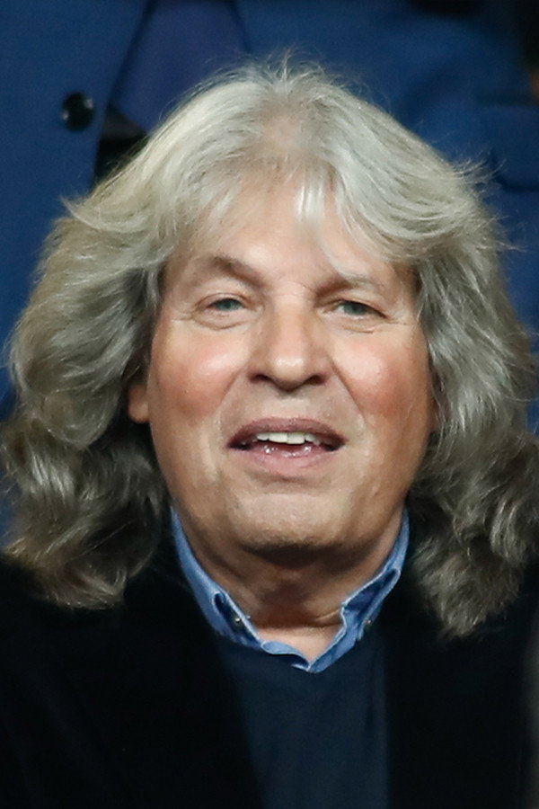 José Mercé as Himself in The Mischievous Twins