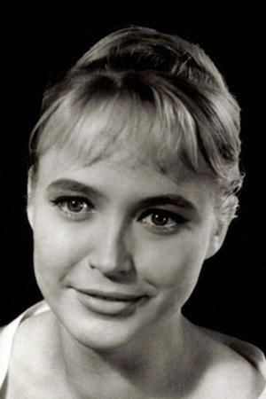 Angela Brunner as Tante Lucie in Einer vom Rummel