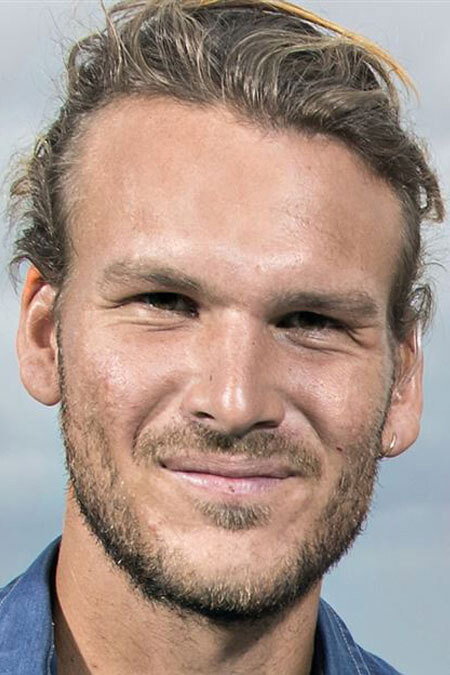Emil Midé Erichsen as Vært in Min egen kurs