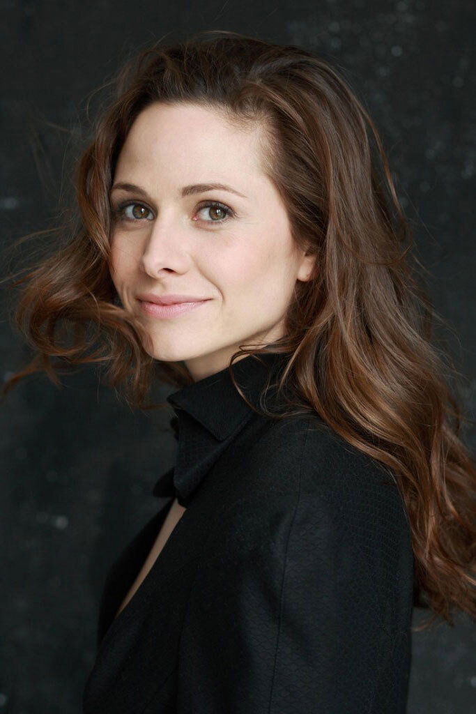 Ellenie Salvo González as Lotta in Die Überflüssigen