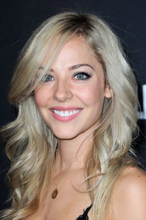 MacKenzie Porter as Marcy Warton in Viajantes no Tempo