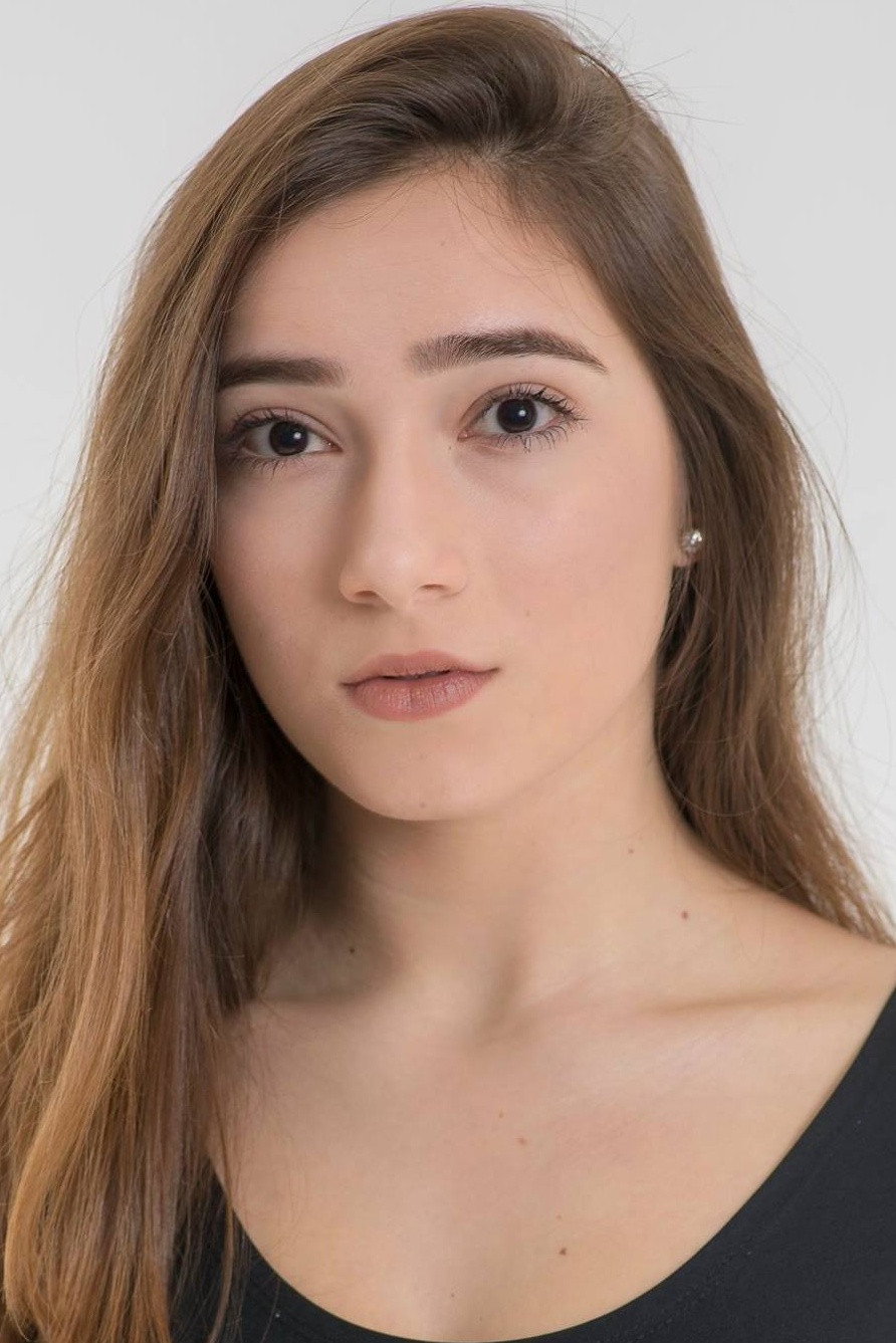 Maju Souza as Cora adolescente / Leitura dramática in Cora Coralina: Todas as Vidas