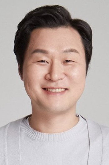 윤경호 as Kab-Soo in The Crowned Clown