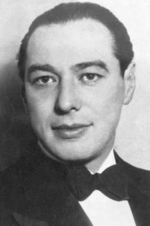 Tivadar Bilicsi as Rezső úr, Piri főnöke in Thirteen Girls Smile at the Sky