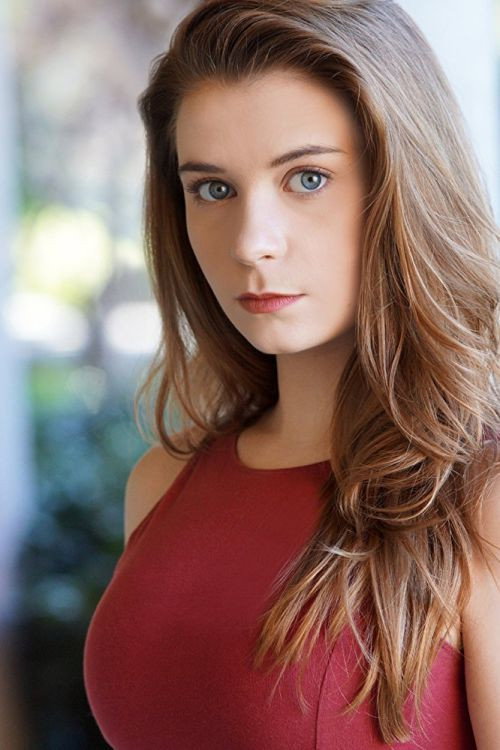 Alexa Yeames as Sara in Downrange