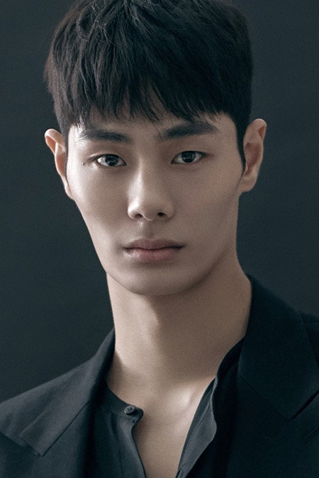 Cho Sung-won as Yun Su-ho in Fragile