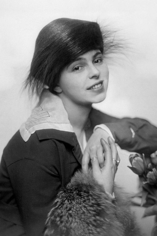 Manja Tzatschewa as Nang Ping in Mr. Wu
