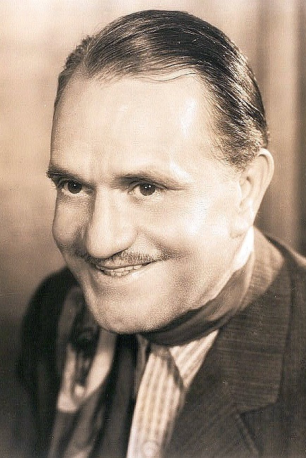 Franklyn Farnum as Felix, the Man in Love Never Dies