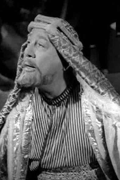 Fouad Fahim as عبدالقادر in Four Girls and an Officer