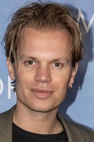 Søren Le Schmidt as Royal kommentator in Dronning i 50 år