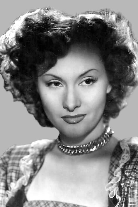 Nani Fernández as Carmen in Tres huchas para Oriente