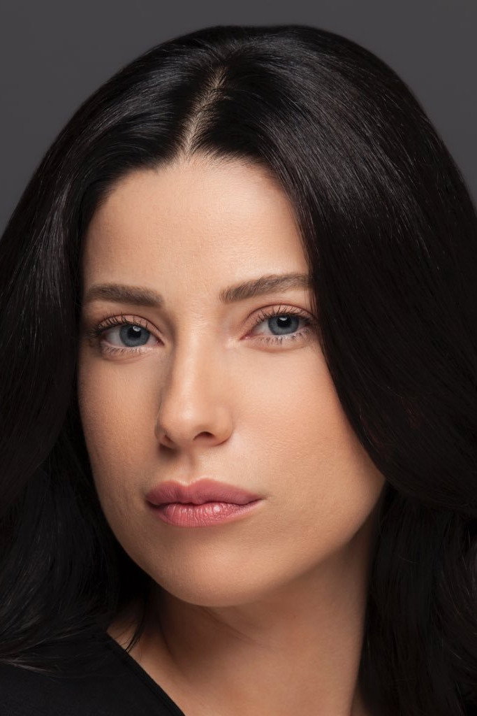 Yeşim Dalgıçer as Leyla Aksoy in İnadına Aşk