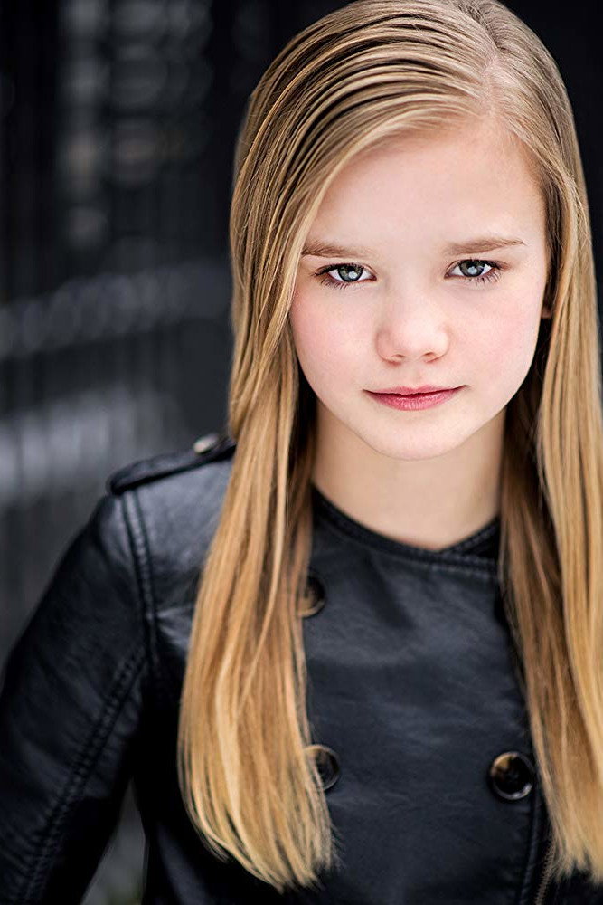 Kadence Kendall Roach as Chloe in Dashing Through the Snow
