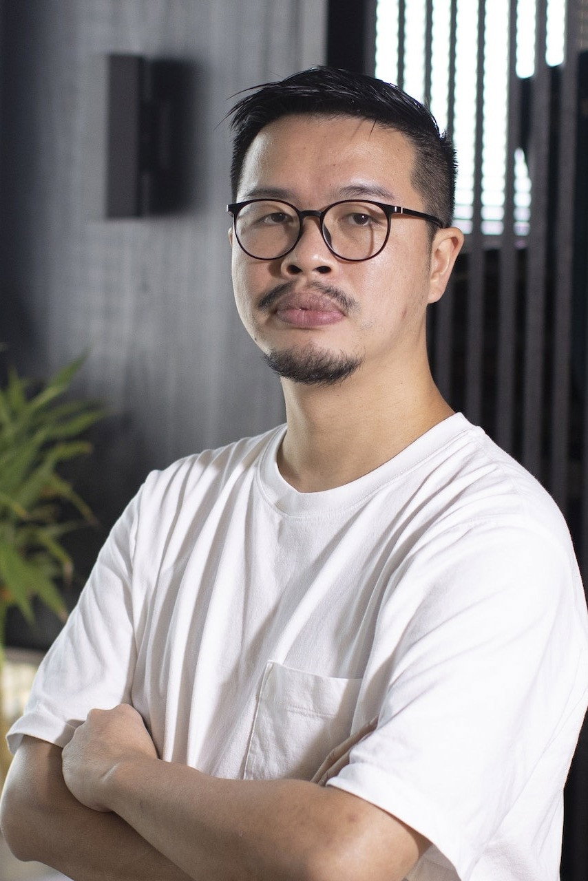 何爵天 as Clerk in The Ripple