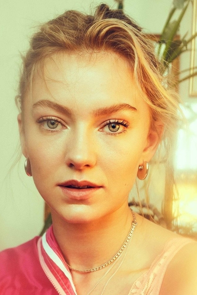 Astrid S as Seg selv | Self in Tre nøtter til Askepott: Bakomfilm