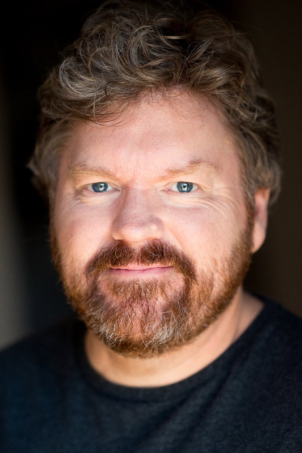Stephen Hunter as Detective Thompson in unINDIAN