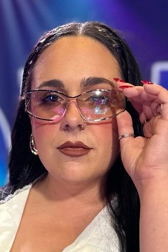 Nadine Romero as Host in Pisos d'estudiants