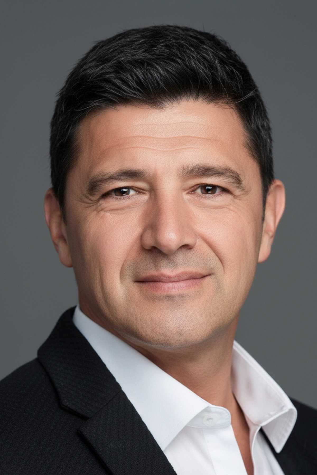Hakan Ural as Ahmet in Alev Gibi Bir Kız