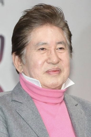 김용건 as Na Yoong's father in Let's Get Married