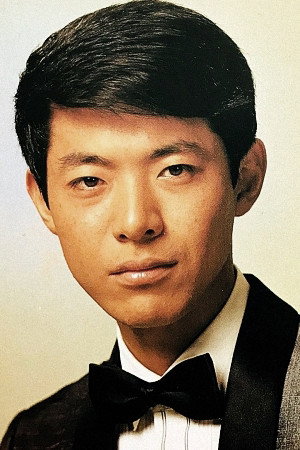 Kenichi Mikawa as Singer in The Tide Does Not Return