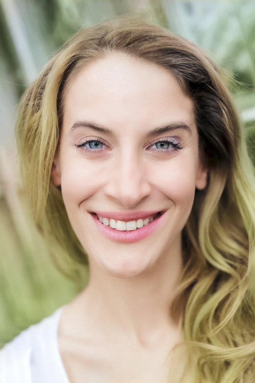 Marie Kružíková as Mona in Šťastná