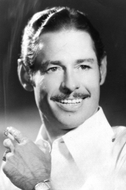 Carlos Múzquiz as Luis in No me quieras tanto...