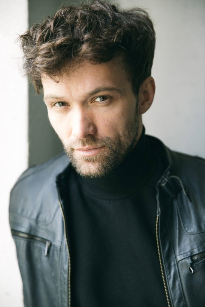 Aleksandar Radenkovic as Nachrichtensprecher in Die Eisläuferin