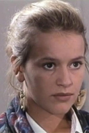 Valérie Dumas as Alice in Arrêt sur image