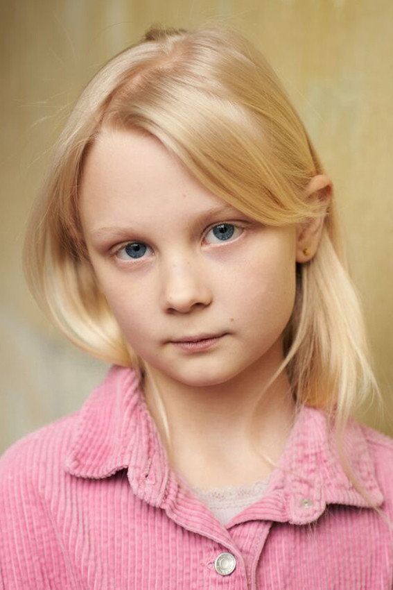 Hanna Heckt as Alma in Sound of Falling