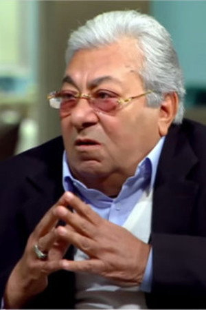Farouq Falawkas as بهجت - مدير شركة السياحة in Dream Travel