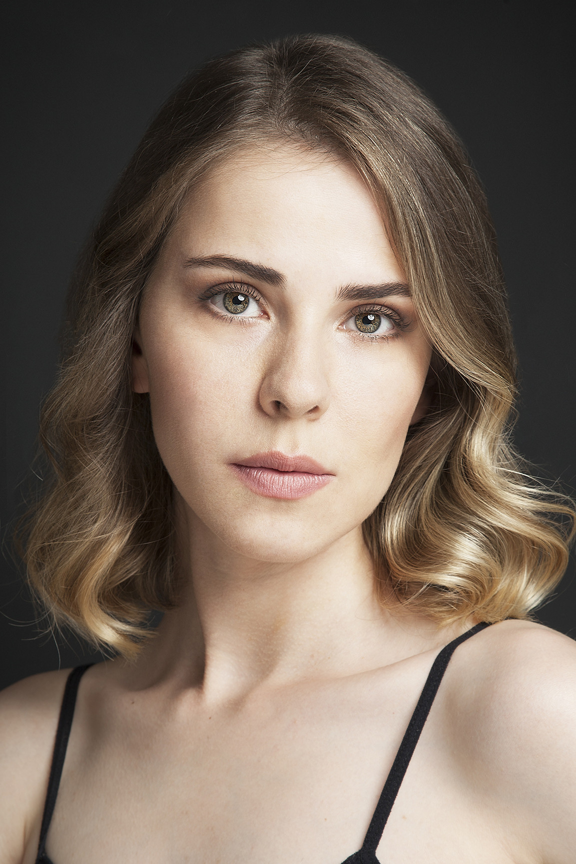 Oya Okar as Aida Hasovic in Mavi Kelebekler