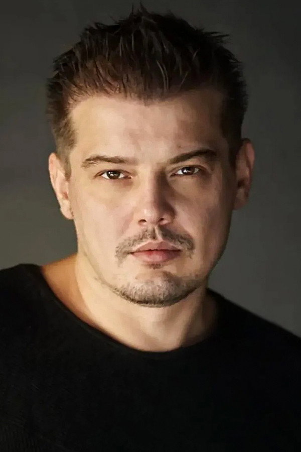 Arda Kural as Kenan in Çınaraltı