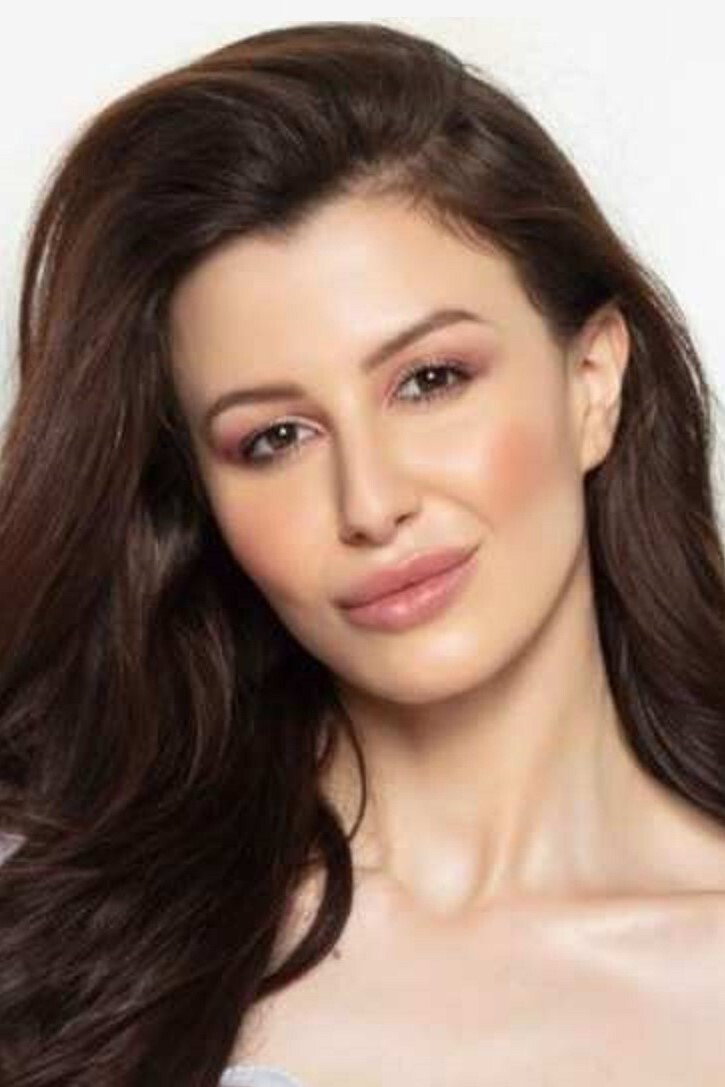 Giorgia Andriani as Karoline in Karoline Kamakshi