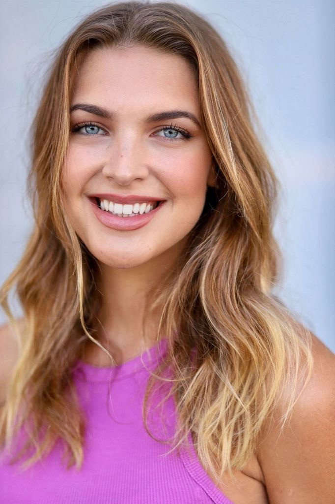 Anna Dahl as Young Cindy in Farewelling