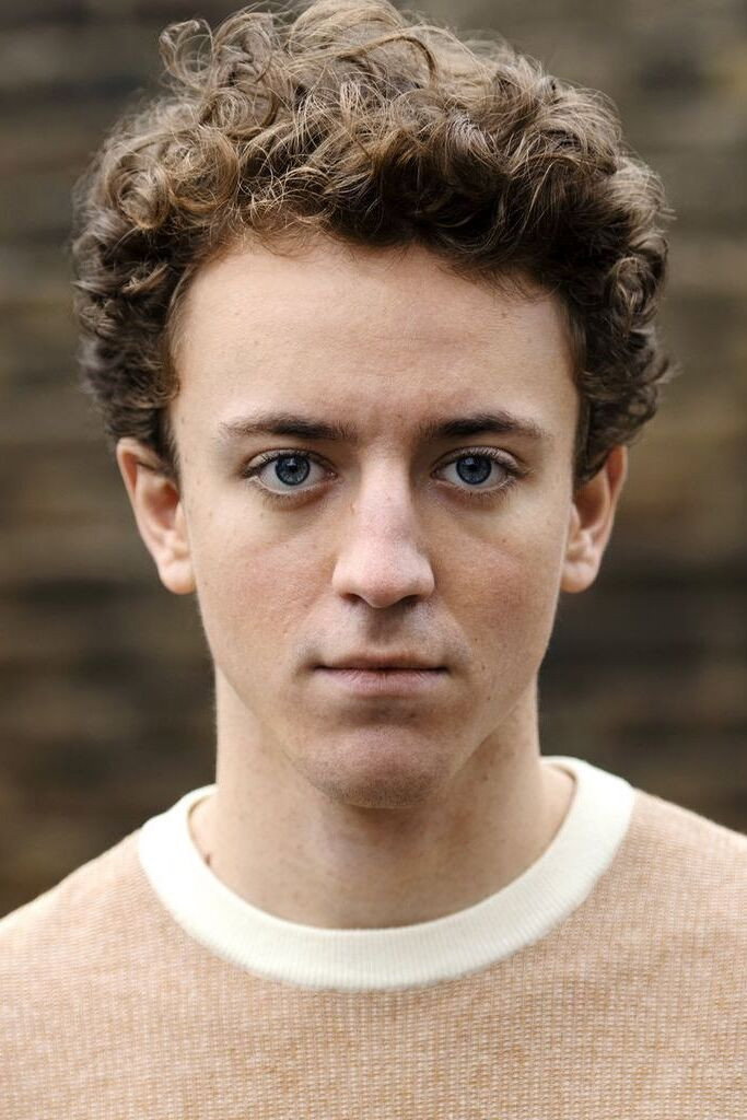 Adrian Grünewald as Manuèl Expósito in Die Tote vom Jakobsweg