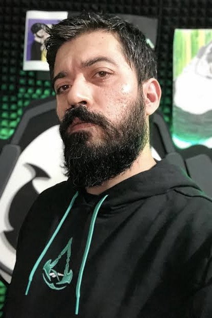 Tuna Akşen as PintiPanda in Özgür Dünya