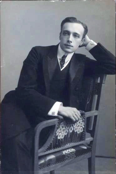 Владимир Максимов as Sergey Borodin, sculptor in At The Beauty's Altar
